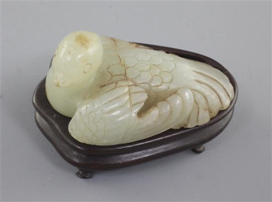 A Chinese celadon and russet jade figure of a recumbent bird, Ming dynasty, length 6.4cm, slight edge chips